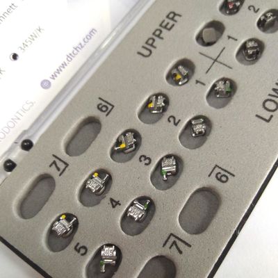 Los brackets Roth auto-ligantes de tamaño pequeño con beneficios máximos para el tratamiento dental